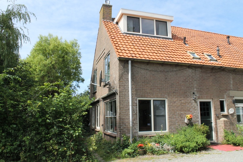 Foto 3 van Sfeervolle woonboerderij met openhaard en grote tuin nabij Oosterend