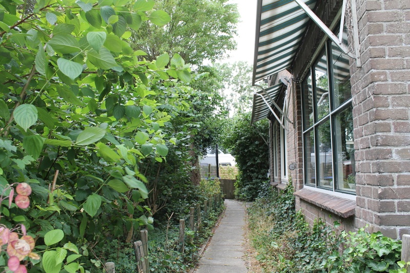 Foto 2 van Sfeervolle woonboerderij met openhaard en grote tuin nabij Oosterend