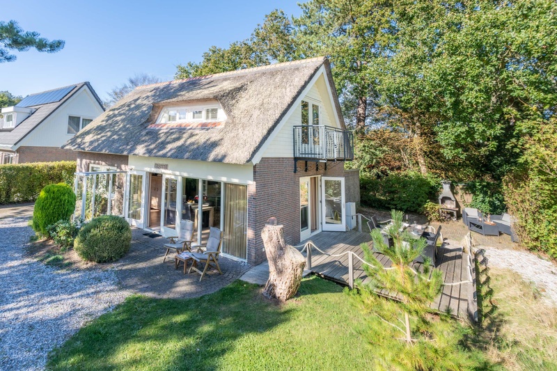 Foto 9 van Sfeervol rietgedekte villa aan de rand van bos en nabij De Koog