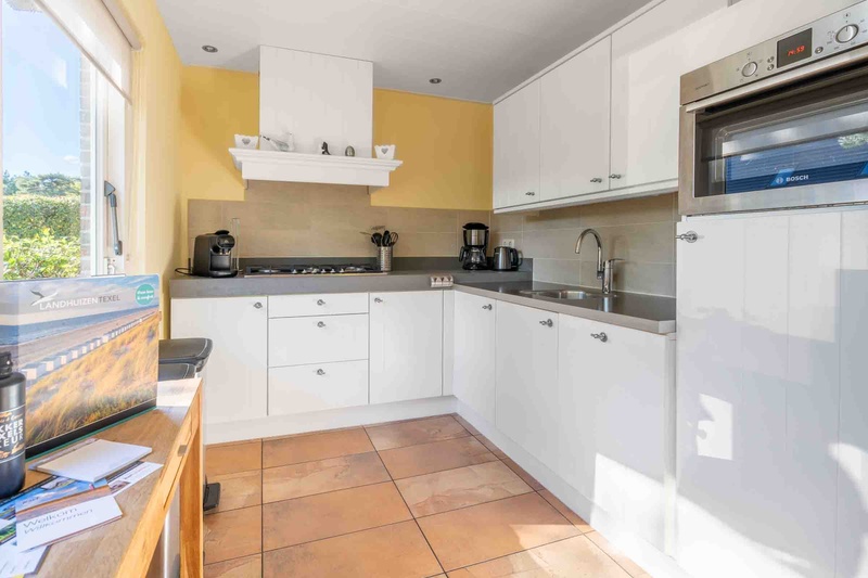 Foto 11 van Sfeervol rietgedekte villa aan de rand van bos en nabij De Koog