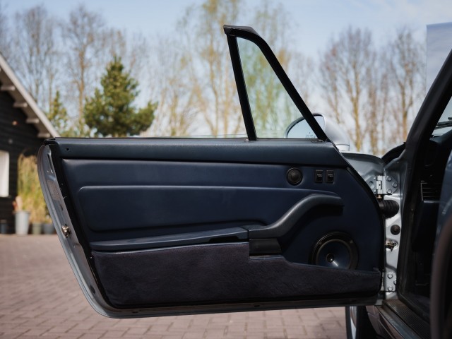 Foto 7 van PORSCHE 993 Carrera 4 - 3.6 Cabrio - Polar Silver Metallic - Tiptronic