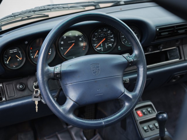 Foto 8 van PORSCHE 993 Carrera 4 - 3.6 Cabrio - Polar Silver Metallic - Tiptronic