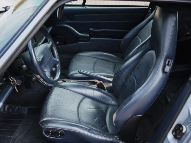 Foto 9 van PORSCHE 993 Carrera 4 - 3.6 Cabrio - Polar Silver Metallic - Tiptronic
