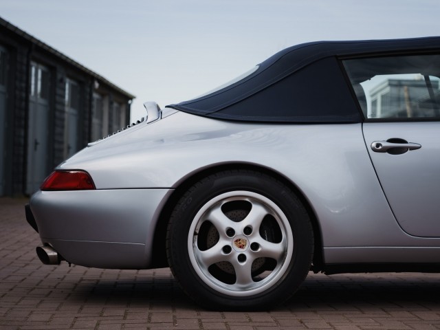 Foto 11 van PORSCHE 993 Carrera 4 - 3.6 Cabrio - Polar Silver Metallic - Tiptronic