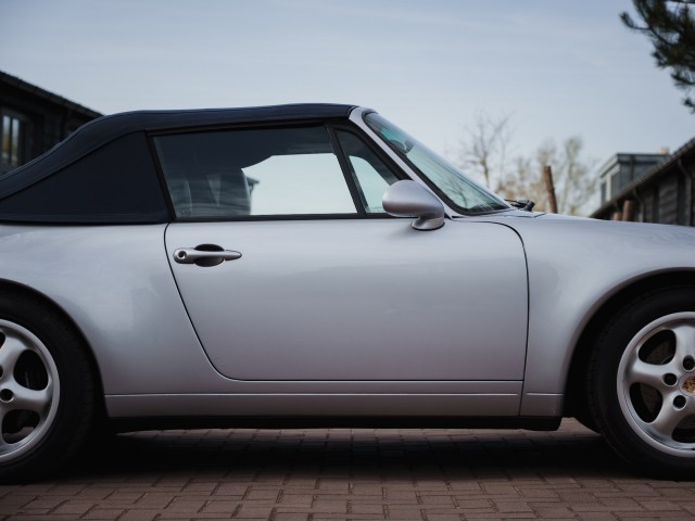 Foto 2 van PORSCHE 993 Carrera 4 - 3.6 Cabrio - Polar Silver Metallic - Tiptronic