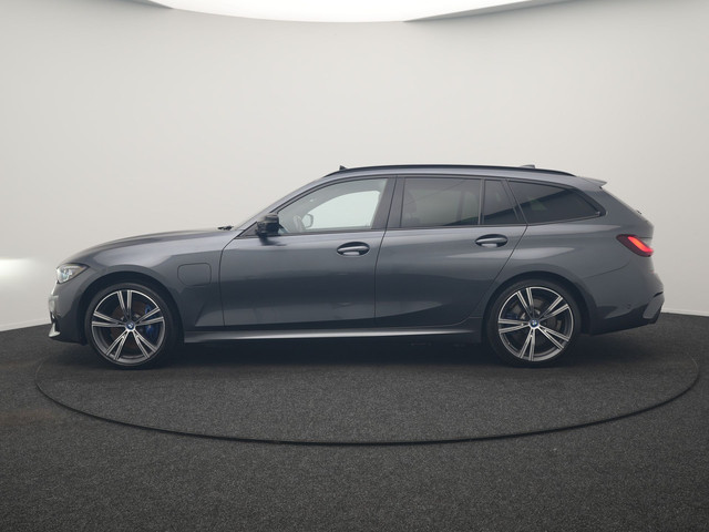 Foto 3 van BMW 3 Serie Touring 330e xDrive M Sport PHEV 293pk Dealer O.H. | Panodak | Trekhaak Af Fabriek | Las
