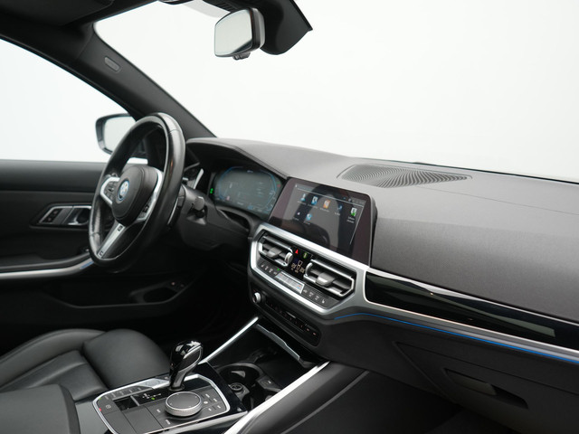 Foto 5 van BMW 3 Serie Touring 330e xDrive M Sport PHEV 293pk Dealer O.H. | Panodak | Trekhaak Af Fabriek | Las