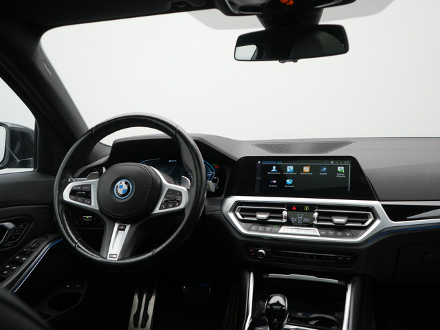Foto 10 van BMW 3 Serie Touring 330e xDrive M Sport PHEV 293pk Dealer O.H. | Panodak | Trekhaak Af Fabriek | Las