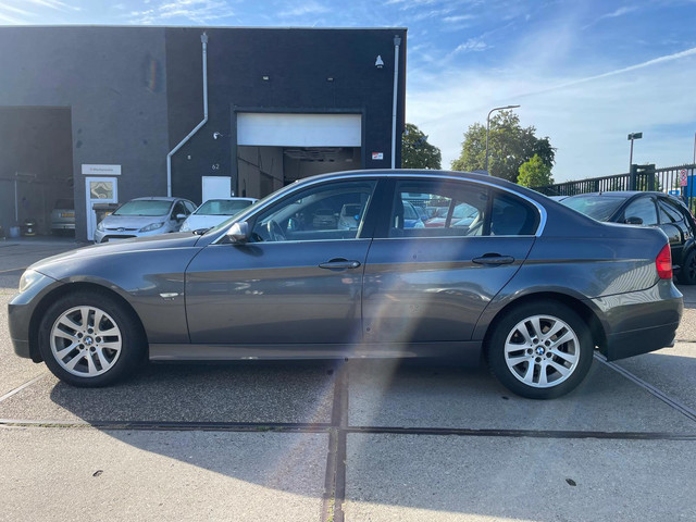 Foto 11 van BMW 3-serie 320i High Executive