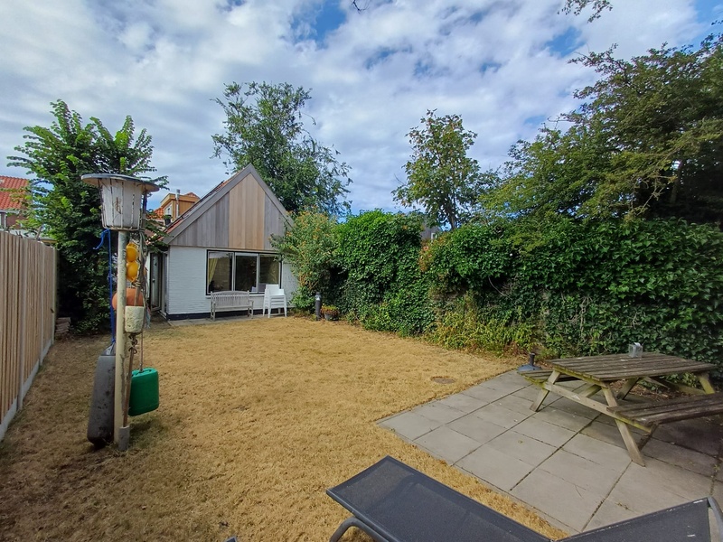 Foto 6 van Vrijstaand vakantiehuis met omheinde tuin en slaapkamer beneden