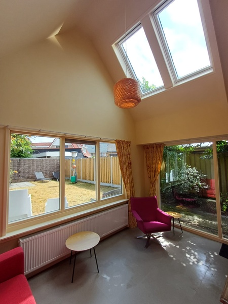 Foto 2 van Vrijstaand vakantiehuis met omheinde tuin en slaapkamer beneden