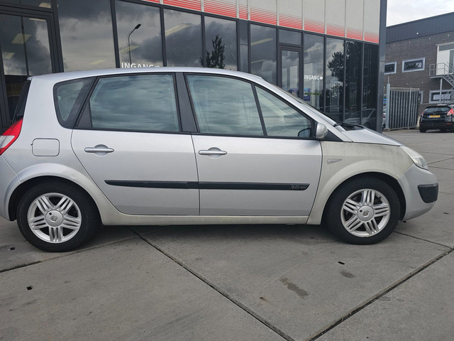 Foto 9 van Renault Grand Scénic 2.0-16V Expression Comfort - Automaat - Trekhaak