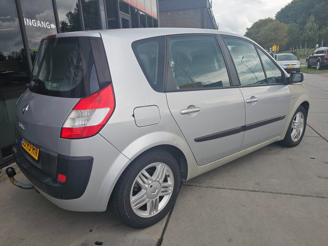 Foto 6 van Renault Grand Scénic 2.0-16V Expression Comfort - Automaat - Trekhaak