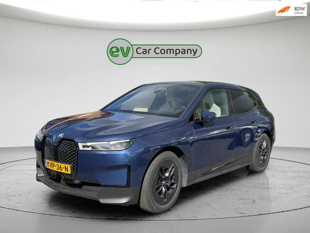 Foto 3 van BMW IX xDrive50 Executive 112 kWh | SOH 96% | Panoramadak | Harman Kardon | Memory Seats | Trekhaak