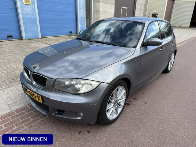 Foto 2 van BMW 1-serie 116i Corporate bj. 2009 met koude airco en nwe APK Rijdt en schakelt prima. Olielampje b