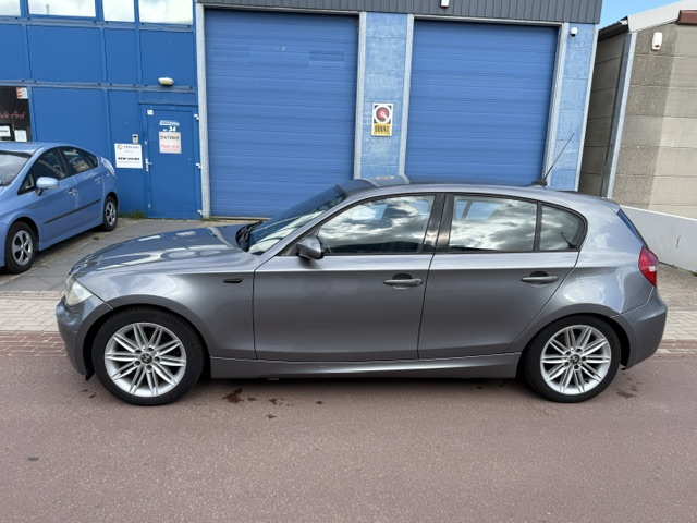 Foto 3 van BMW 1-serie 116i Corporate bj. 2009 met koude airco en nwe APK Rijdt en schakelt prima. Olielampje b