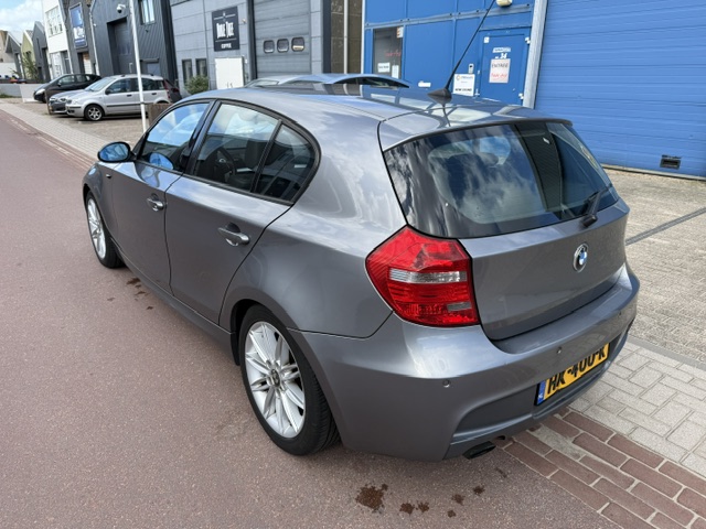 Foto 4 van BMW 1-serie 116i Corporate bj. 2009 met koude airco en nwe APK Rijdt en schakelt prima. Olielampje b