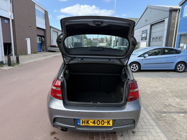 Foto 6 van BMW 1-serie 116i Corporate bj. 2009 met koude airco en nwe APK Rijdt en schakelt prima. Olielampje b