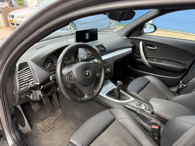 Foto 10 van BMW 1-serie 116i Corporate bj. 2009 met koude airco en nwe APK Rijdt en schakelt prima. Olielampje b