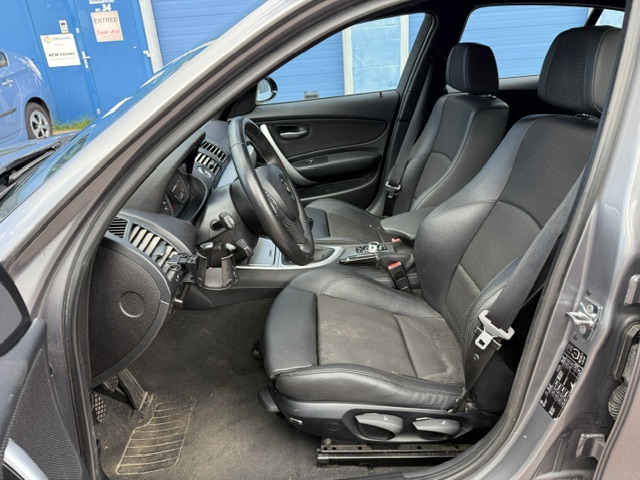 Foto 11 van BMW 1-serie 116i Corporate bj. 2009 met koude airco en nwe APK Rijdt en schakelt prima. Olielampje b