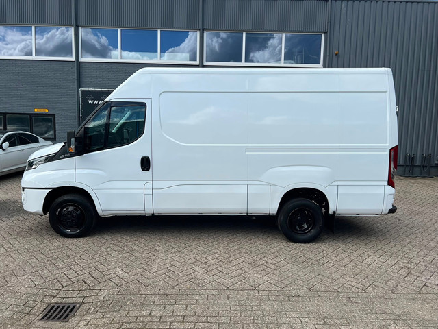 Foto 3 van Iveco Daily 35C14V 2.3 352 L2H2 Euro 6 / NAP / APK / Airco / 3 Zits / Trekhaak