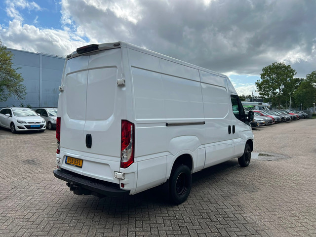 Foto 9 van Iveco Daily 35C14V 2.3 352 L2H2 Euro 6 / NAP / APK / Airco / 3 Zits / Trekhaak