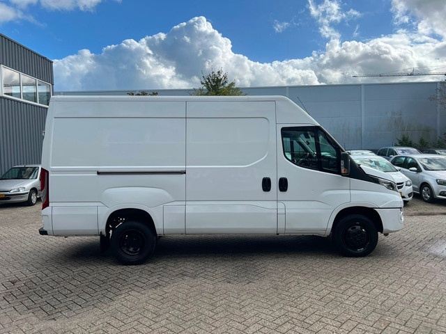 Foto 10 van Iveco Daily 35C14V 2.3 352 L2H2 Euro 6 / NAP / APK / Airco / 3 Zits / Trekhaak