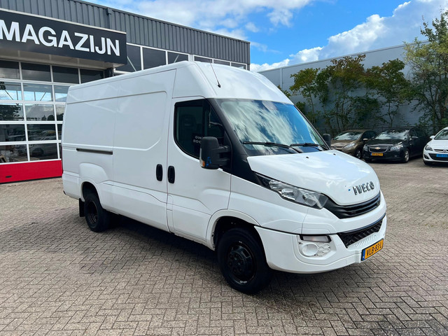 Foto 2 van Iveco Daily 35C14V 2.3 352 L2H2 Euro 6 / NAP / APK / Airco / 3 Zits / Trekhaak