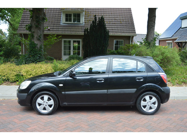 Foto 4 van Kia Rio 1.4 L Goed onderhouden/nw airco