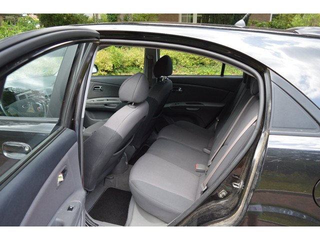 Foto 9 van Kia Rio 1.4 L Goed onderhouden/nw airco