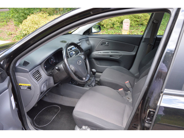 Foto 11 van Kia Rio 1.4 L Goed onderhouden/nw airco