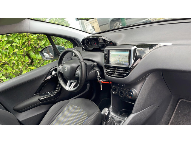 Foto 10 van Peugeot 208 1.2 PureTech Urban Soul 2015-Navi-Airco-Cruise