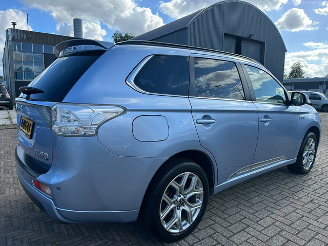 Foto 7 van Mitsubishi Outlander 2.0 PHEV Instyle AWD/ LEER/ SCHUIFDAK/ CAMERA/ LM VELGEN!