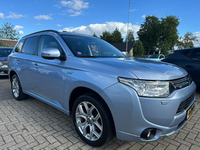 Foto 6 van Mitsubishi Outlander 2.0 PHEV Instyle AWD/ LEER/ SCHUIFDAK/ CAMERA/ LM VELGEN!