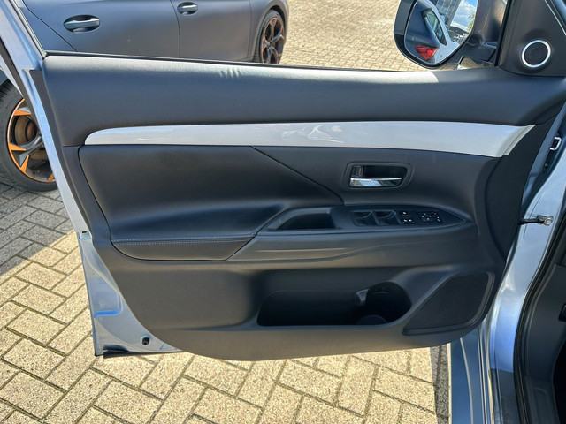 Foto 5 van Mitsubishi Outlander 2.0 PHEV Instyle AWD/ LEER/ SCHUIFDAK/ CAMERA/ LM VELGEN!