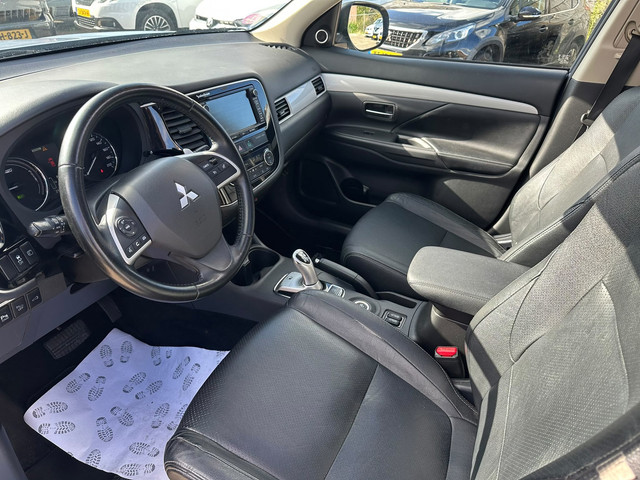 Foto 4 van Mitsubishi Outlander 2.0 PHEV Instyle AWD/ LEER/ SCHUIFDAK/ CAMERA/ LM VELGEN!