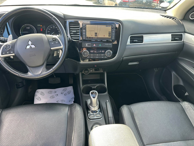 Foto 2 van Mitsubishi Outlander 2.0 PHEV Instyle AWD/ LEER/ SCHUIFDAK/ CAMERA/ LM VELGEN!