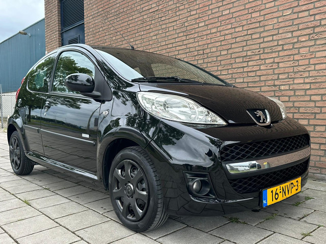 Foto 2 van Peugeot 107 1.0-12V Millesim 200