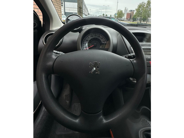 Foto 8 van Peugeot 107 1.0-12V Millesim 200