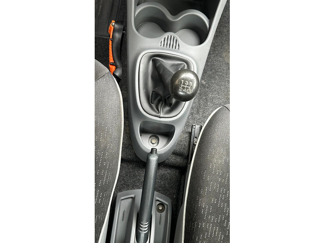 Foto 10 van Peugeot 107 1.0-12V Millesim 200