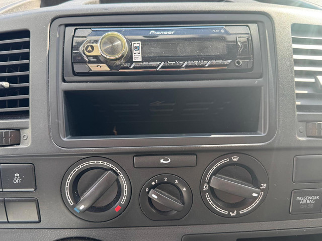 Foto 2 van Volkswagen Transporter 2.0 L2H1 benzine grijs kenteken 3-zits lm-velgen dakdragers 152dzkm nap zeer