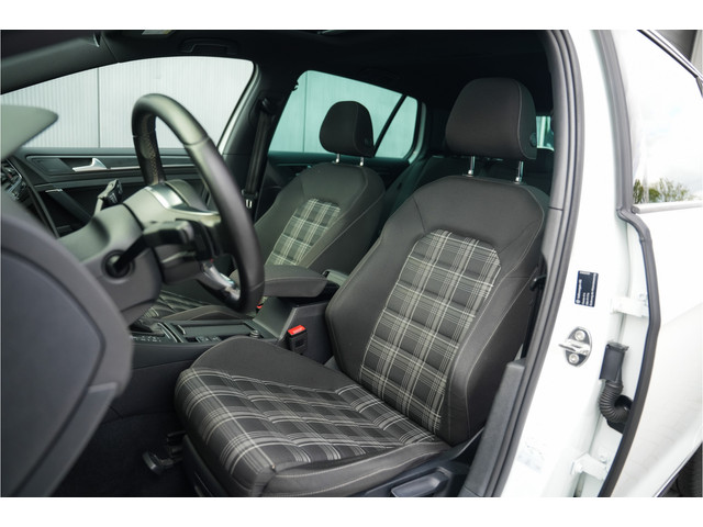 Foto 4 van Volkswagen Golf 7.5 2.0 TDI GTD 184 pk /Automaat/ Pano-Dak/ Sport-Stoelen/ Stoel.Verw/ Adap.Cruise/