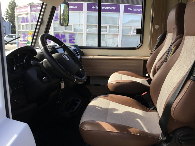 Foto 3 van Buerstner LYSEO T 690G AUTOMAAT