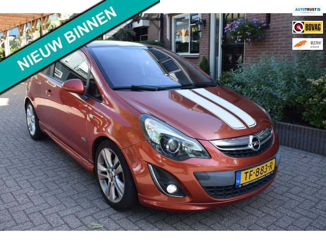 Foto 2 van Opel Corsa 1.4-16V Cosmo/OPC-LINE/AIRCO/NAVIGATIE/CRUISE-CONTROL/PARKEERSENSOREN/STUURBEKRACHTIGING/