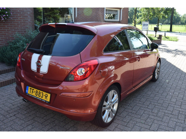 Foto 11 van Opel Corsa 1.4-16V Cosmo/OPC-LINE/AIRCO/NAVIGATIE/CRUISE-CONTROL/PARKEERSENSOREN/STUURBEKRACHTIGING/