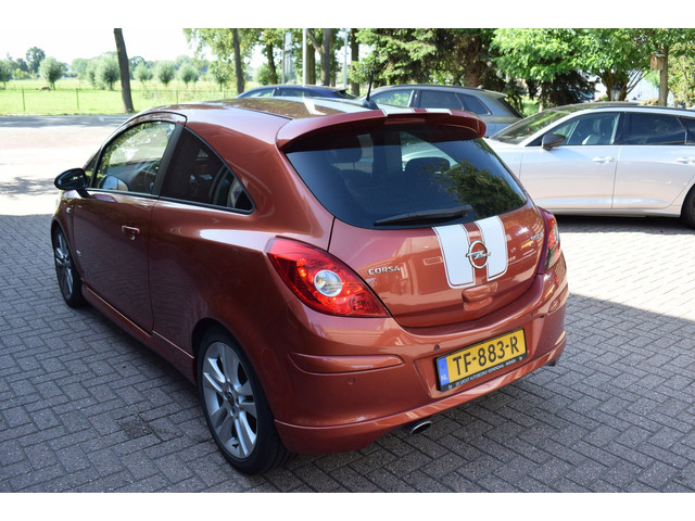 Foto 10 van Opel Corsa 1.4-16V Cosmo/OPC-LINE/AIRCO/NAVIGATIE/CRUISE-CONTROL/PARKEERSENSOREN/STUURBEKRACHTIGING/