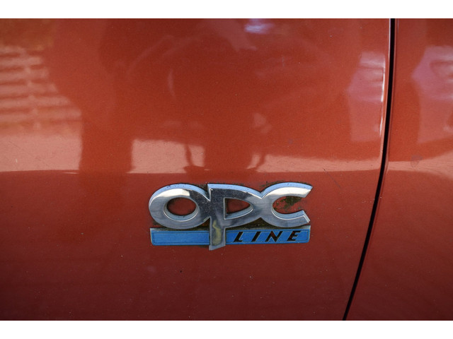 Foto 8 van Opel Corsa 1.4-16V Cosmo/OPC-LINE/AIRCO/NAVIGATIE/CRUISE-CONTROL/PARKEERSENSOREN/STUURBEKRACHTIGING/