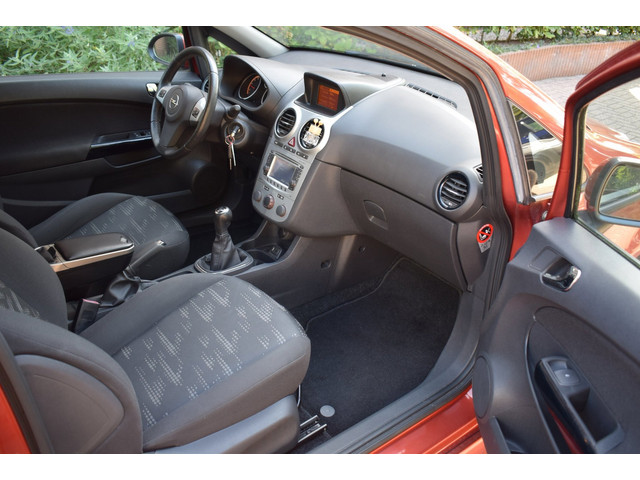 Foto 7 van Opel Corsa 1.4-16V Cosmo/OPC-LINE/AIRCO/NAVIGATIE/CRUISE-CONTROL/PARKEERSENSOREN/STUURBEKRACHTIGING/
