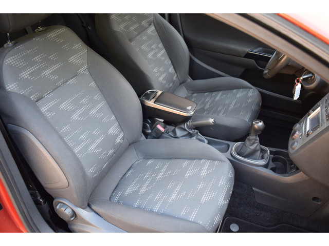 Foto 5 van Opel Corsa 1.4-16V Cosmo/OPC-LINE/AIRCO/NAVIGATIE/CRUISE-CONTROL/PARKEERSENSOREN/STUURBEKRACHTIGING/