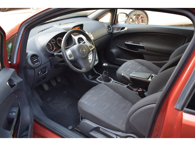 Foto 4 van Opel Corsa 1.4-16V Cosmo/OPC-LINE/AIRCO/NAVIGATIE/CRUISE-CONTROL/PARKEERSENSOREN/STUURBEKRACHTIGING/